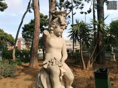 Qui � presente anche una statua di un putto con un braccio spezzato